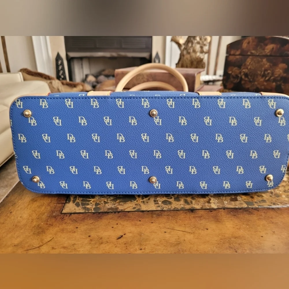 DOONEY & BOURKE SHOULDER BAG. - Picture 6 of 11